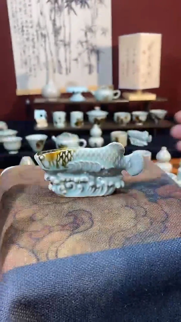 山隐青瓷柴烧点彩金龙鱼摆件