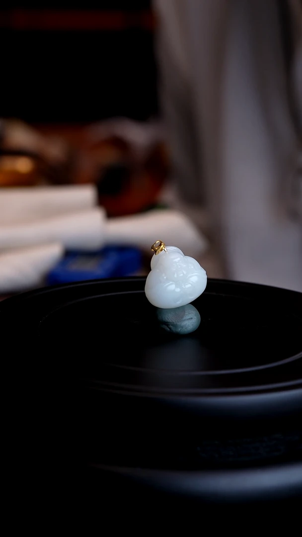 颈饰18K金镶嵌和田玉白玉抱抱佛过眼过灯精品挂件