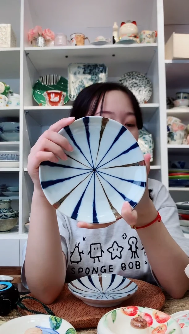 陶瓷蓝十草三角中盘16cm