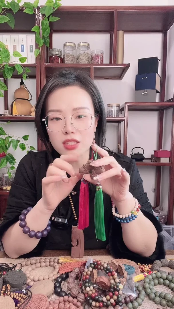 珠串花****惜檀咖香方的小马挂件