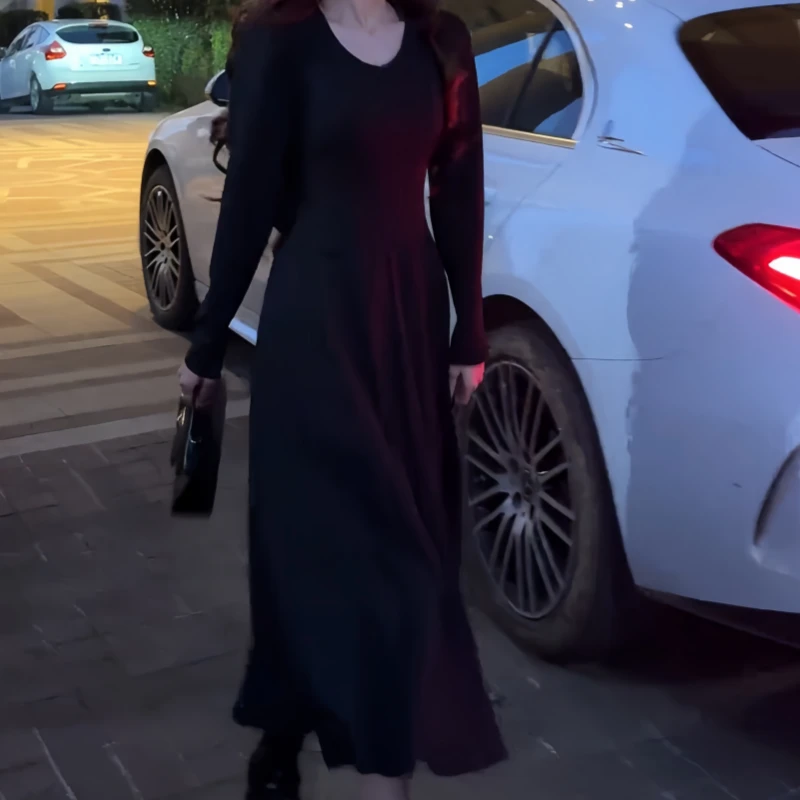 法式V领黑色针织连衣裙初秋新款气质配大衣修身温柔性感内搭长裙