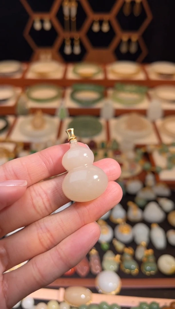 18K金镶嵌和田玉挂件福利