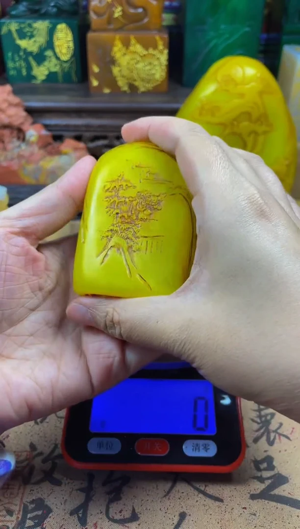 寿山石印石鸡油黄双面薄意雕随形章 安乐