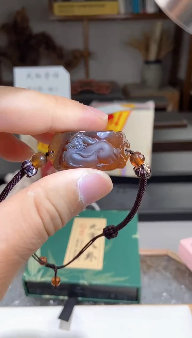 琥珀颈饰未镶嵌棕红珀貔貅手牌