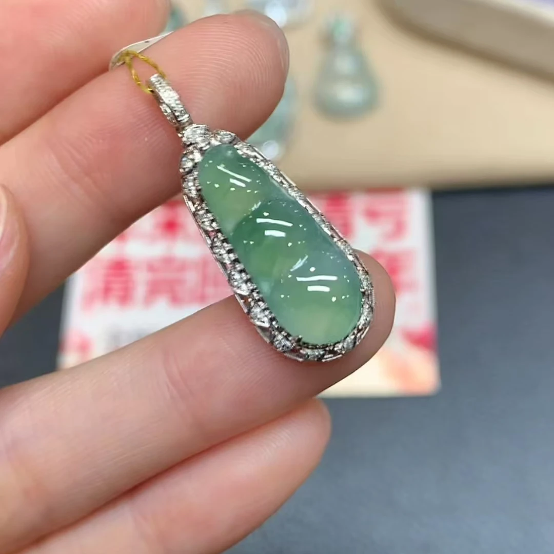 b10千然18K金福豆吊坠白冰翡翠精致镶嵌气质精美多样性发其一
