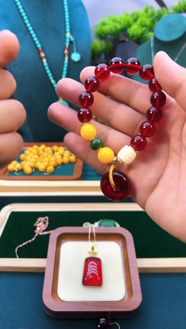 14K金镶嵌颈饰血珀S48