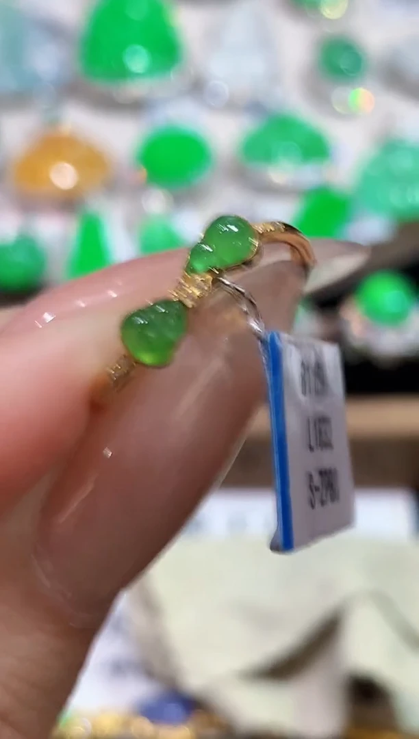 18K金镶嵌翡翠耳饰L1832多样性发其一