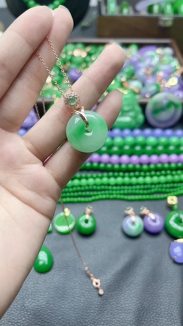 吊坠(赠链)14K金镶嵌翡翠飘花面包扣