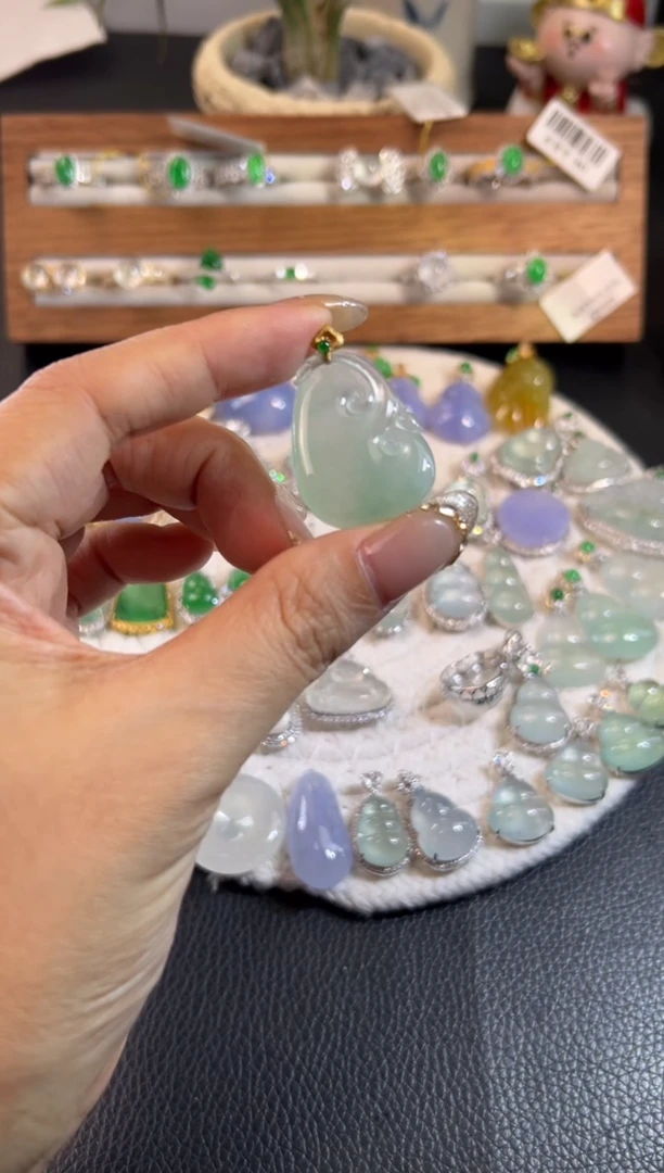 颈饰18K金镶嵌翡翠源头直播间