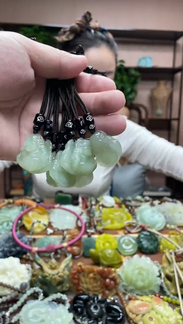 未镶嵌岫玉吊坠多样性发货发其中之一