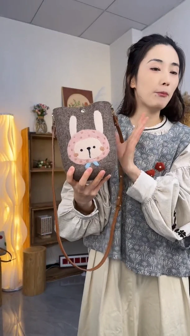 羊毛非遗纯手工包  手机包兔子