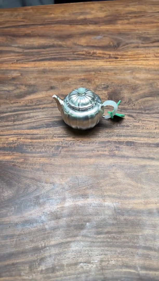 無**凉呆坐 錾刻如意莲瓣纹流潘壶