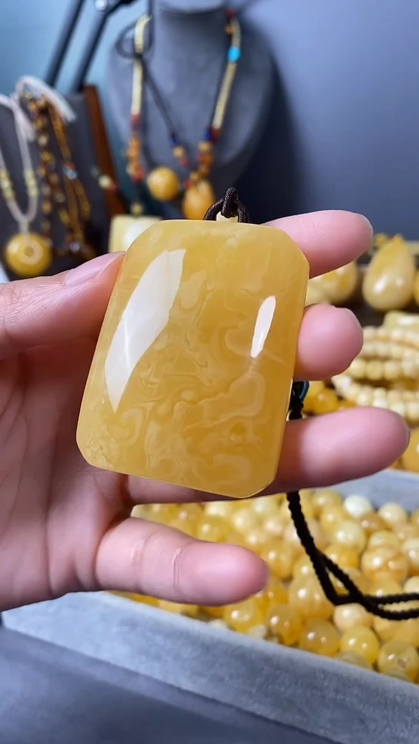 裸石琥珀未镶嵌大无事牌25.2克