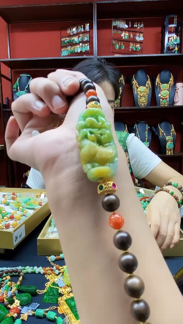 颈饰未镶嵌翡翠手串