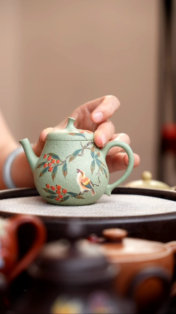 茶壶紫砂豆青砂茄瓜泥绘枇杷