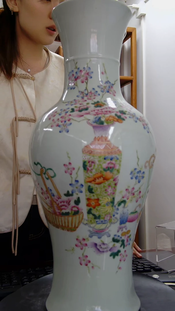 瓶粉彩花卉纹观音瓶