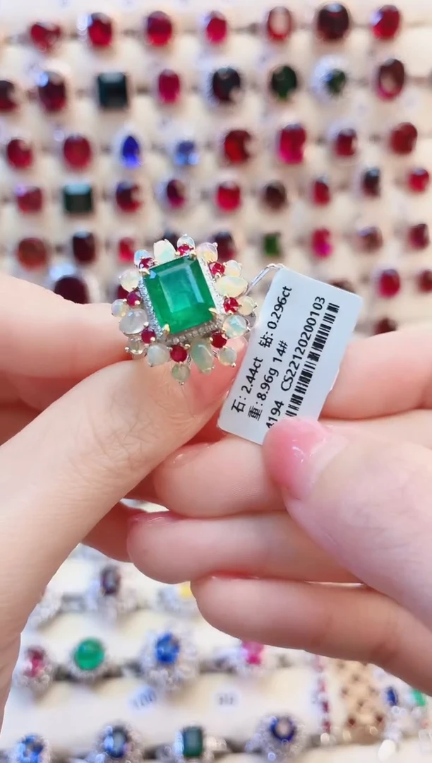 18K金镶嵌戒指祖母绿1