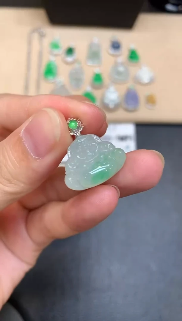 颈饰18K金镶嵌翡翠佛公【无服务费