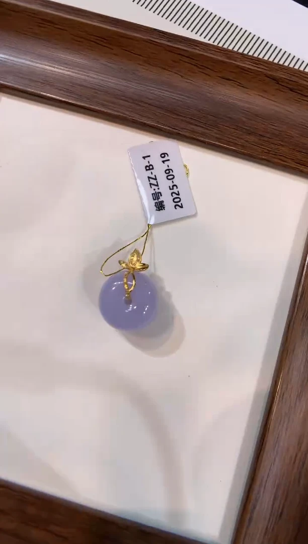 颈饰18K金镶嵌翡翠平安扣