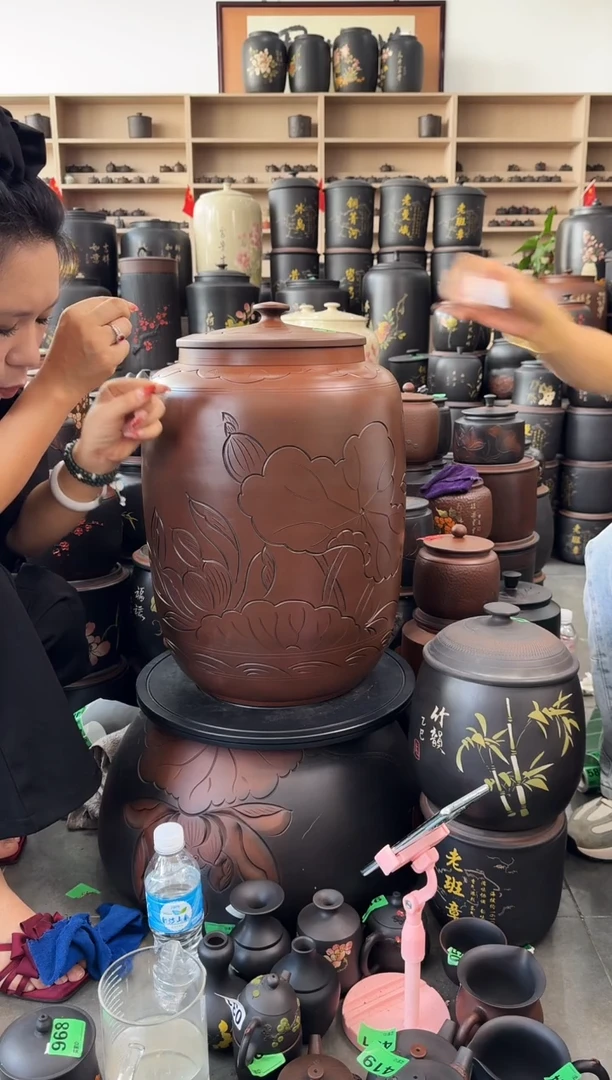 罐瑕疵茶缸 515  古铜色荷花高51cm