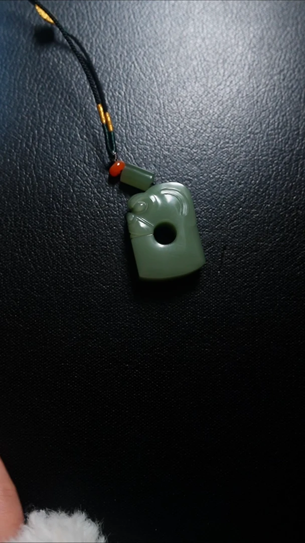 颈饰未镶嵌和田玉吊坠