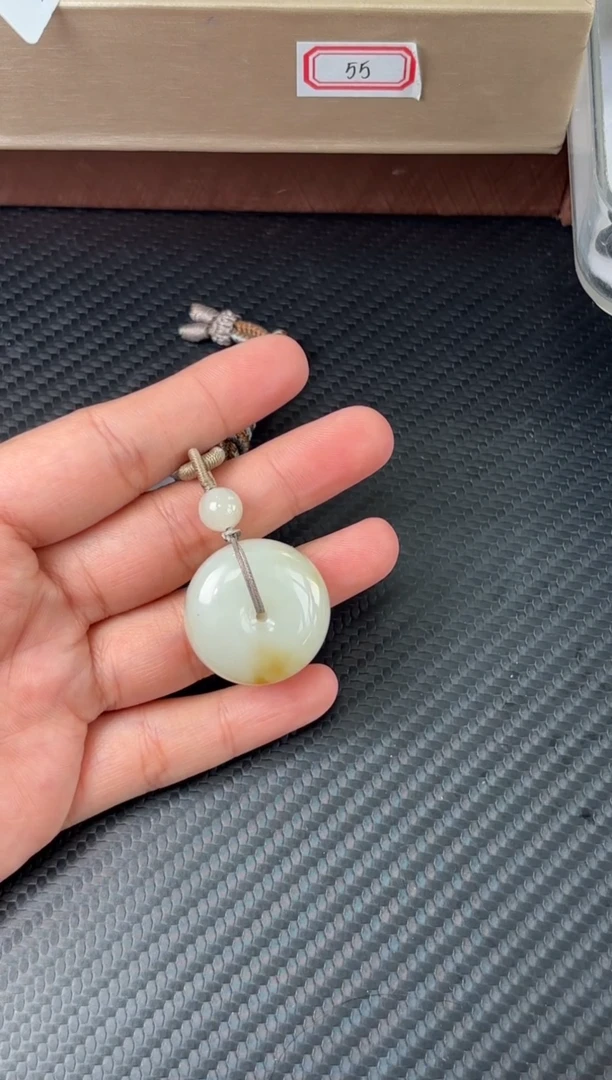 吊坠(赠链)未镶嵌和田玉且末金山微色差平安扣