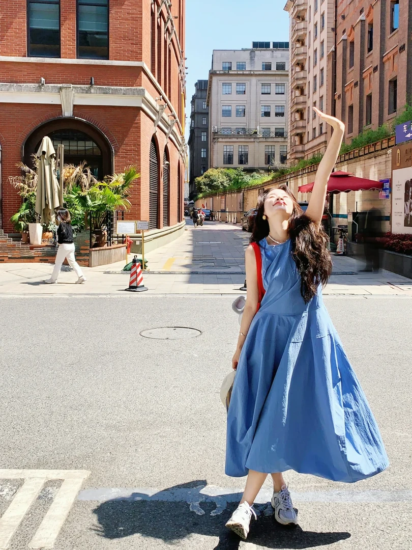 蓝色背心连衣裙女夏季新款法式复古高级感松弛大裙摆a字无袖长裙