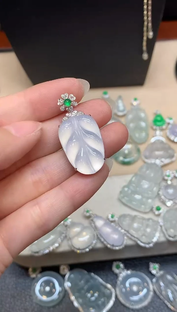 颈饰18K金镶嵌翡翠树叶【无服务费