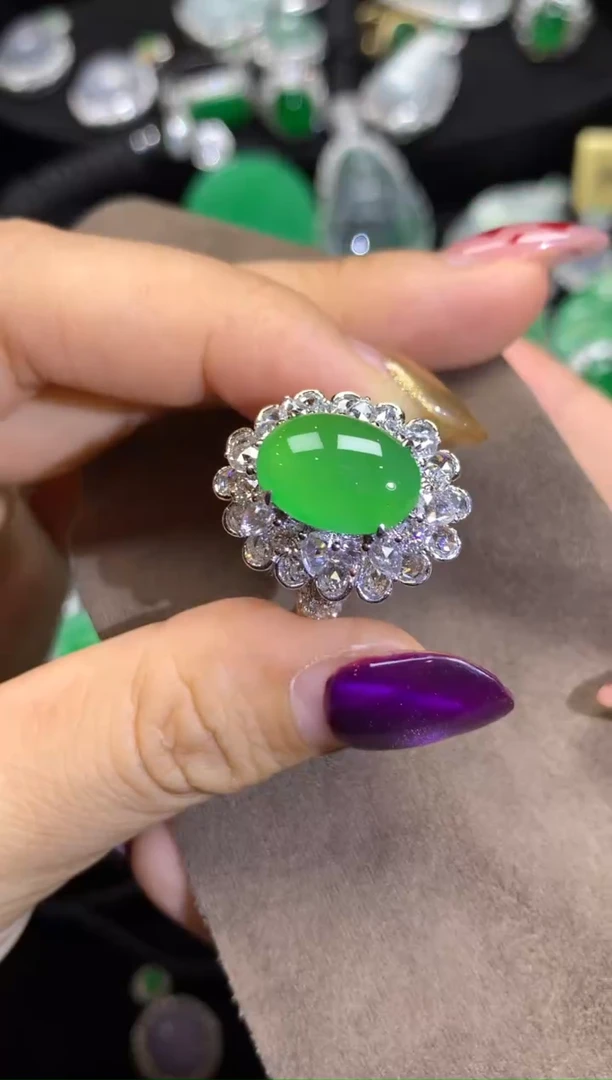 颈饰18K金镶嵌翡翠翡翠戒指