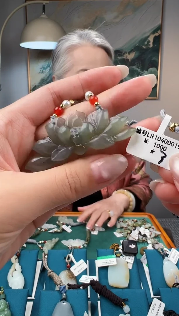 颈饰未镶嵌和田玉吊坠 LR