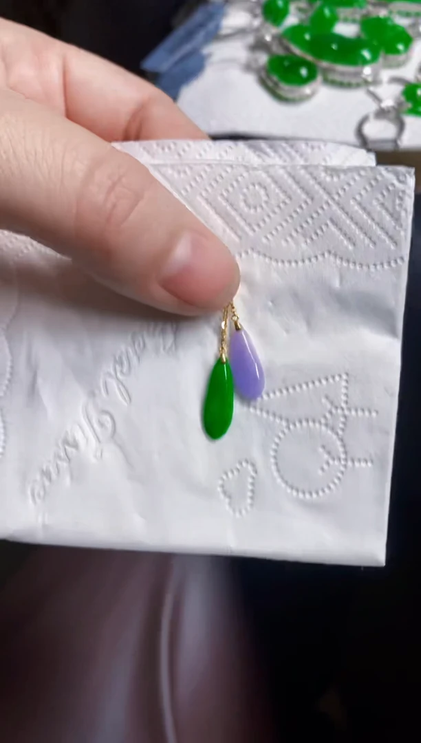 颈饰18K金镶嵌翡翠吊坠