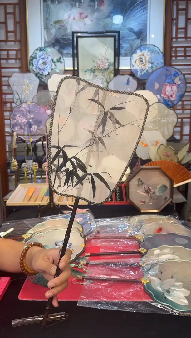扇子红****？纯手工苏绣团扇
