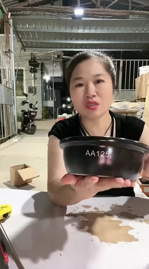aa125瑕疵黑色砂锅碗