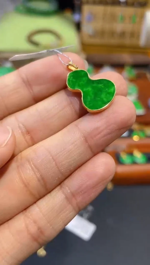 颈饰18K金镶嵌翡翠葫芦