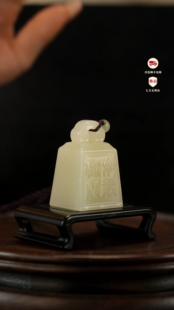 云南石竹叶青雕刻：称心如意手把件
