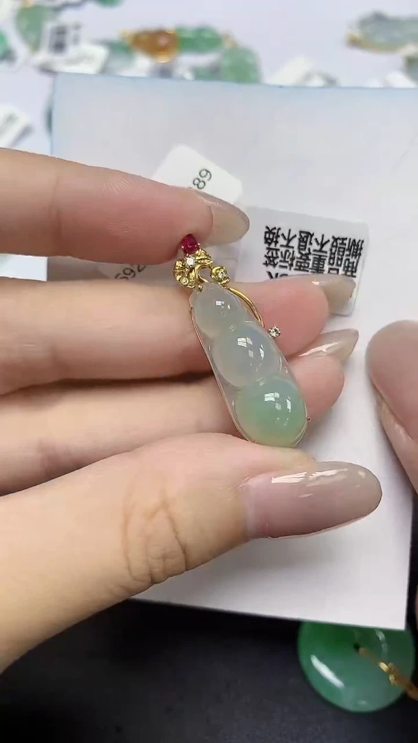 翡翠18K金镶嵌颈饰天然缅甸翡翠A货