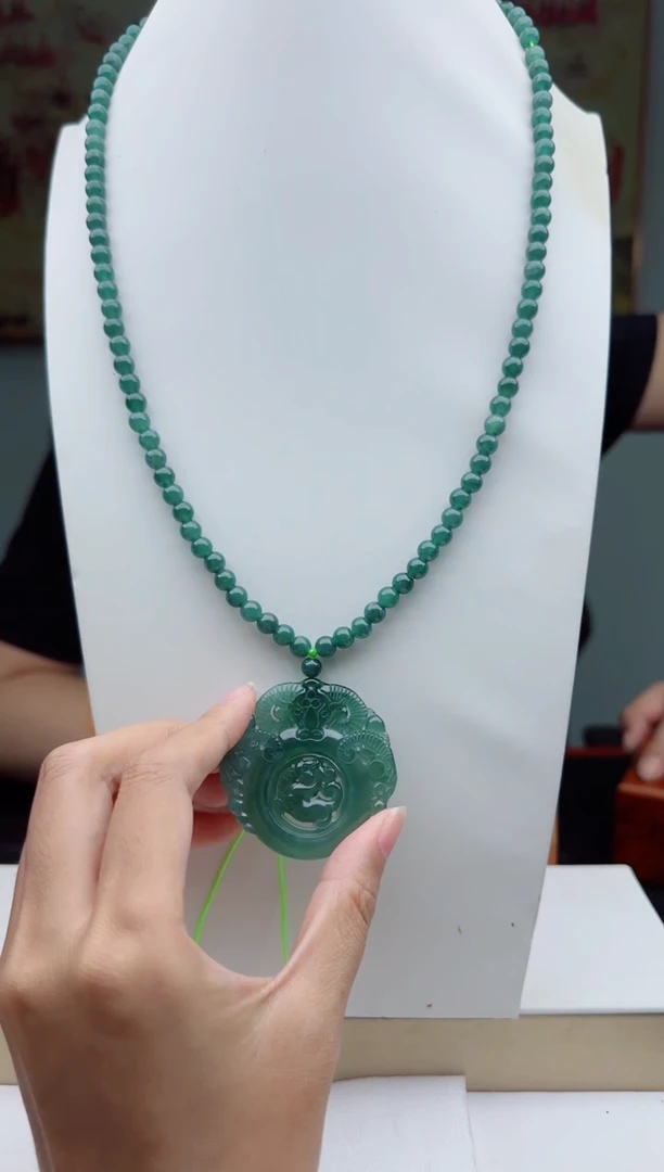 翡翠未镶嵌颈饰多样性发其一