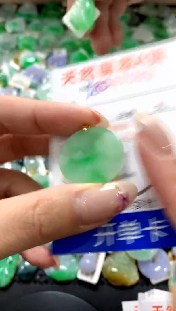 翡翠18K金镶嵌颈饰1111111111111111