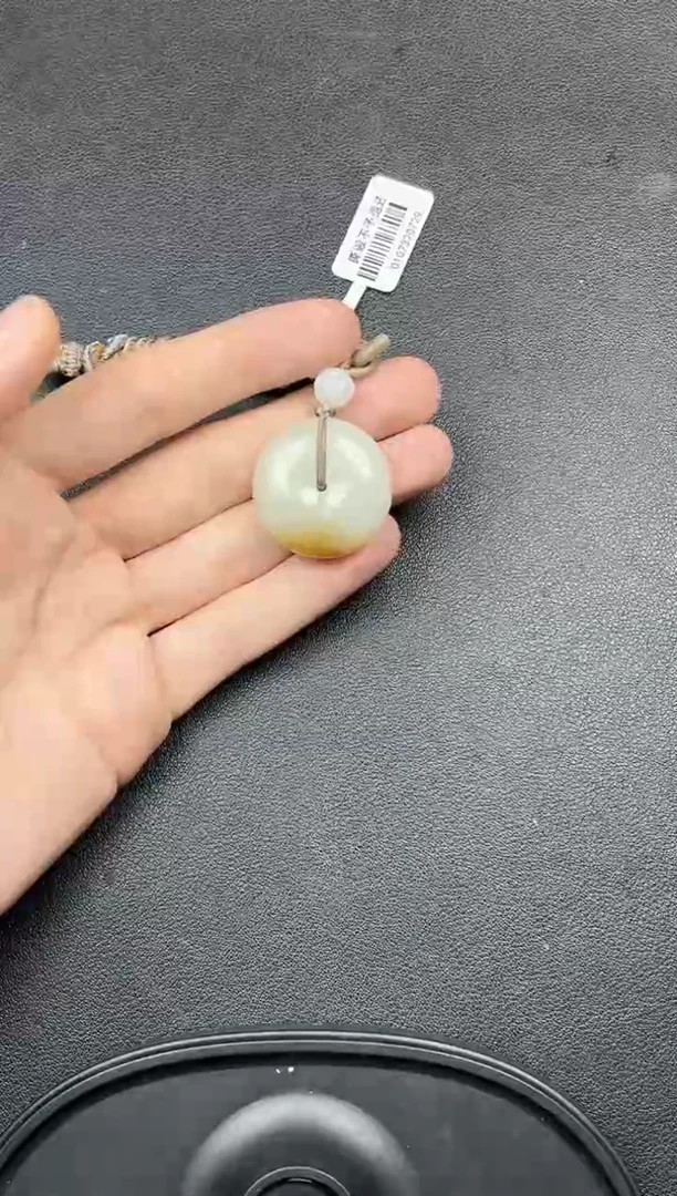 吊坠(赠链)未镶嵌和田玉且末微色差近矿平安扣