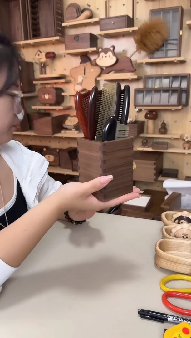 木黑胡桃榫卯笔筒