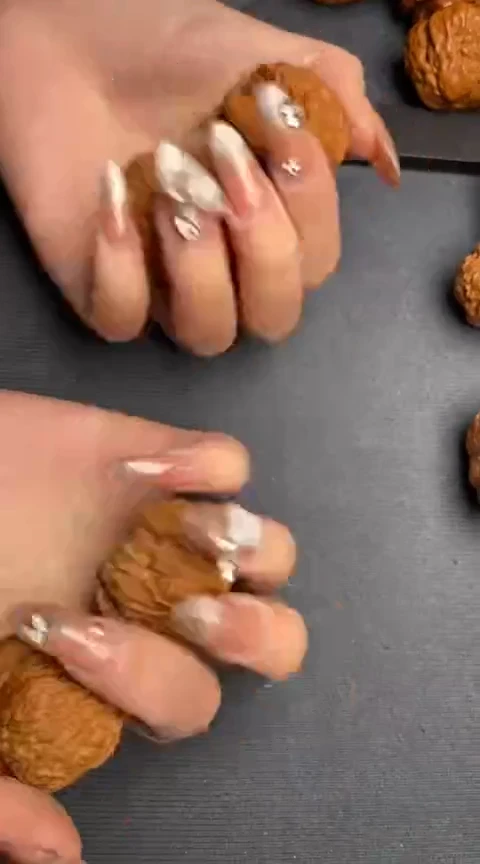 【闪购商品】文玩核桃把件血麒麟37左右（已打底）