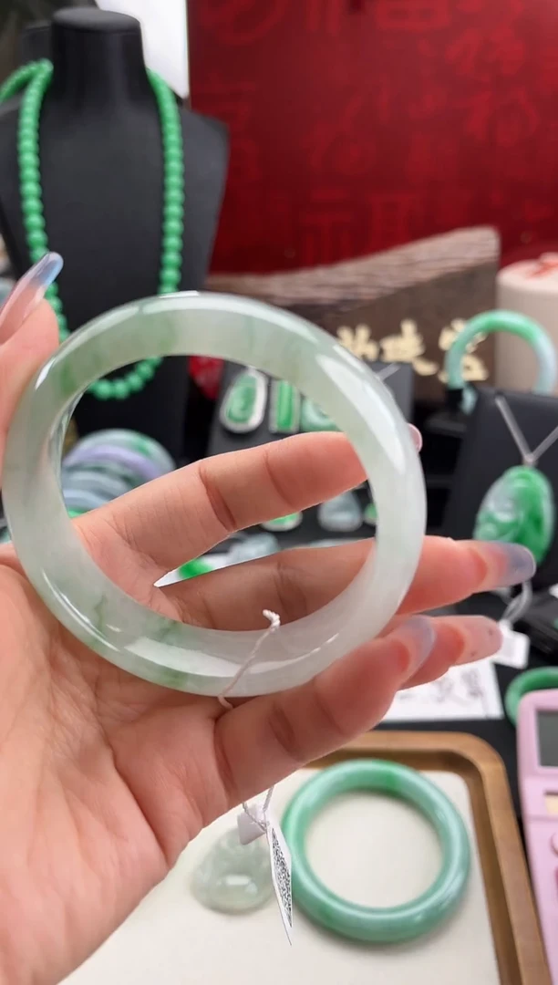 翡翠手镯未镶嵌手镯