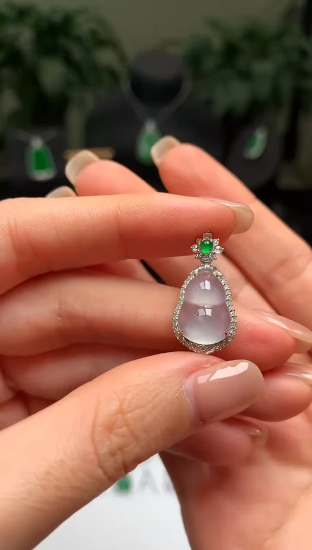 颈饰18K金镶嵌翡翠葫芦