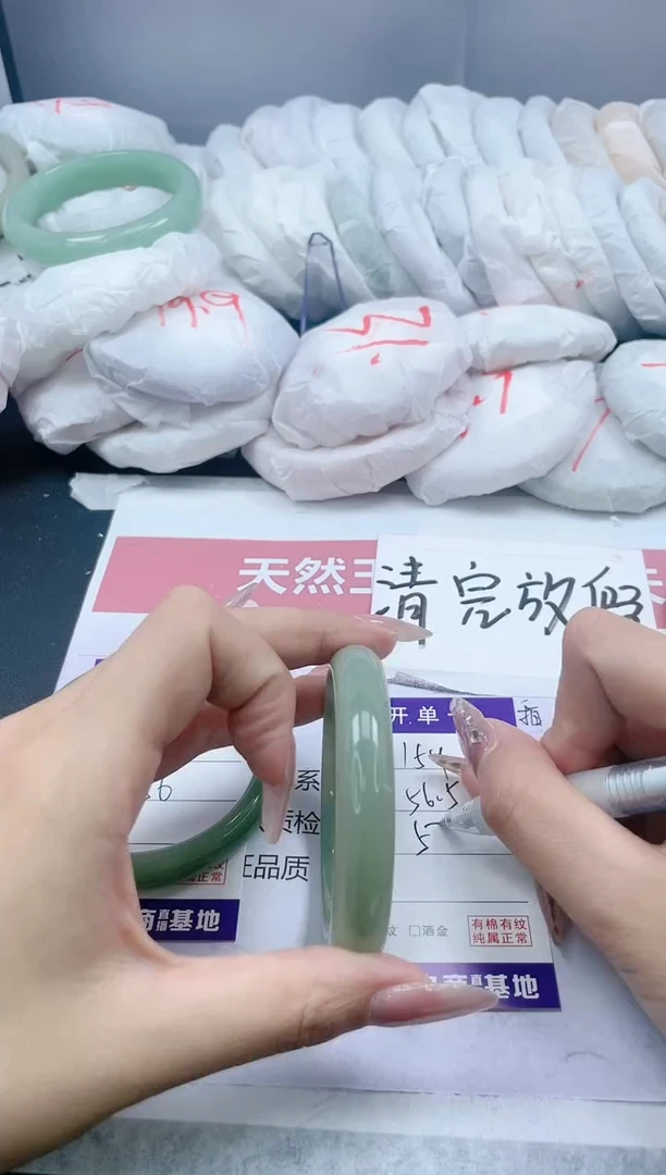 【闪购商品】石英质玉手镯未镶嵌159/56.5