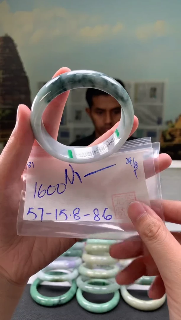 未镶嵌手镯翡翠小**?翡翠手镯 下单联系小耳机#81