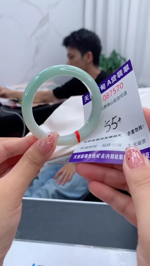未镶嵌手镯翡翠有纹，完美者勿拍