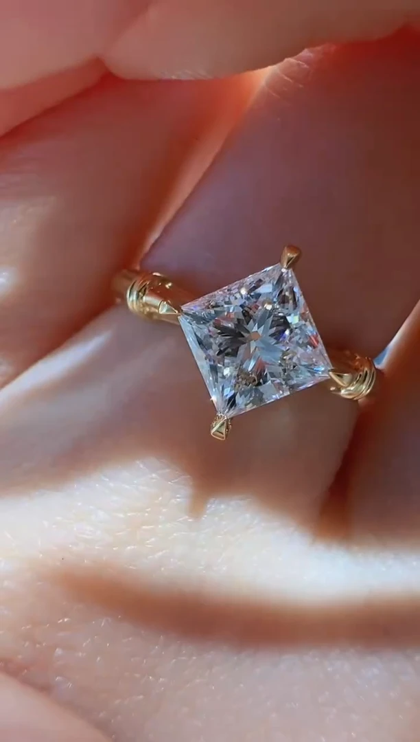 【闪购商品】实验室培育钻石18K金镶嵌罗马柱公主方1ct11圈