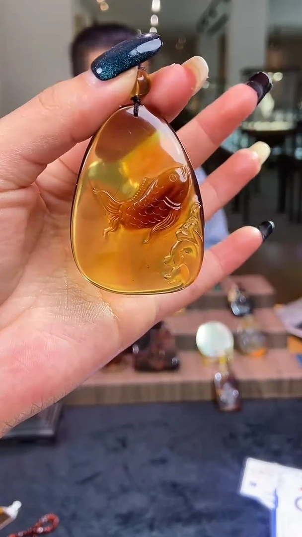琥珀颈饰未镶嵌缅甸琥珀鱼雕刻件吊坠