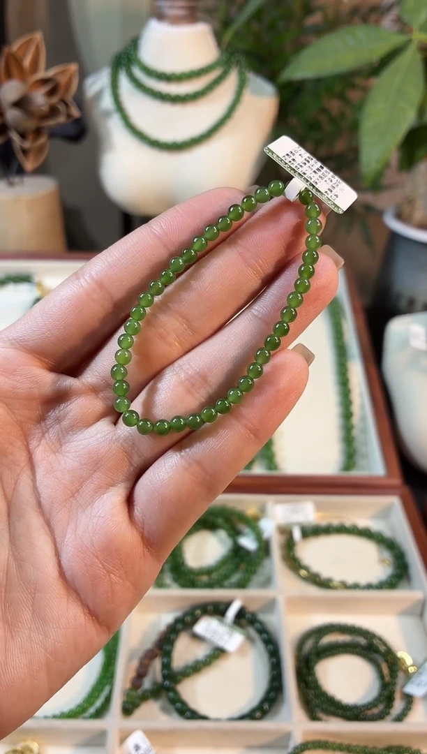 颈饰未镶嵌和田玉（碧玉）4阳绿无矿单圈