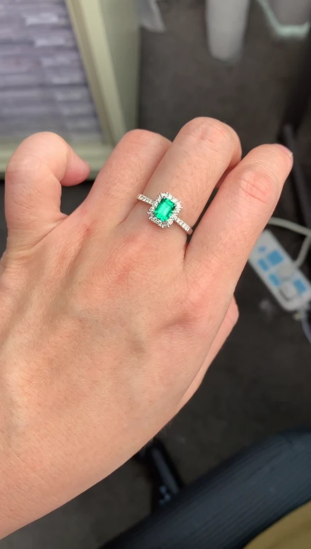 【闪购商品】祖母绿戒指18K金镶嵌57分祖母绿戒指